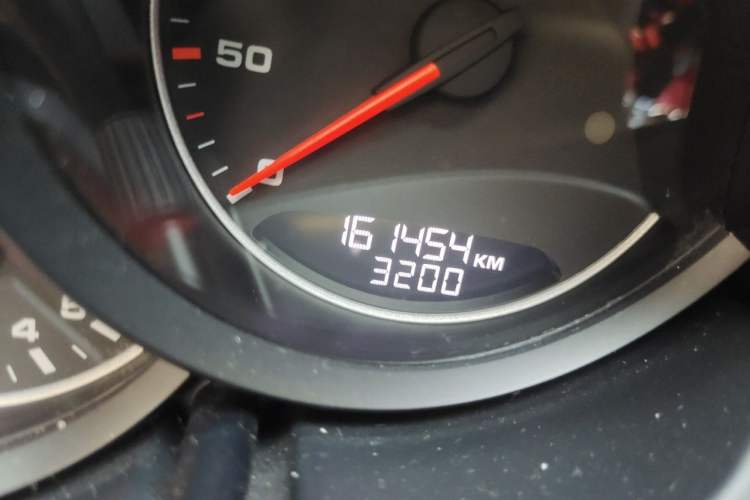 Used Porsche Cayenne 2011 Cayenne 3.0T Odometer Close Up