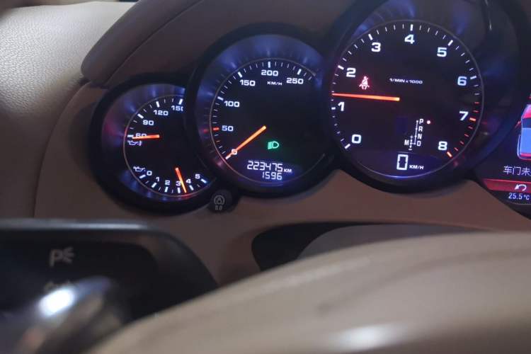 Used Porsche Cayenne 2011 Cayenne 3.0T Odometer Close Up