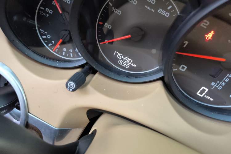 Used Porsche Cayenne 2011 Cayenne 3.0T Odometer Close Up