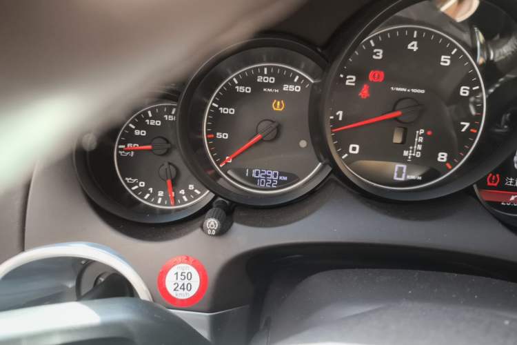 Used Porsche Cayenne 2011 Cayenne 3.0T Odometer Close Up