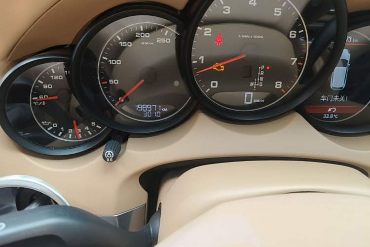 Used Porsche Cayenne 2011 Cayenne 3.0T Odometer Close Up