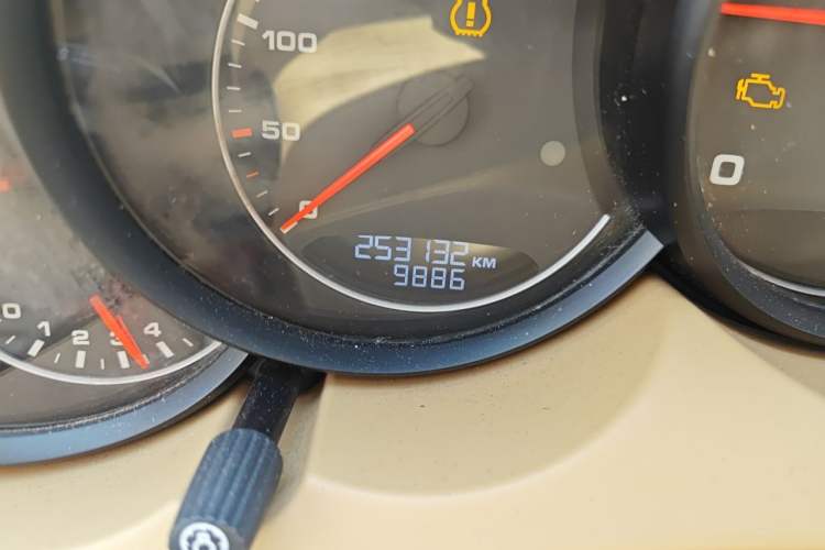Used Porsche Cayenne 2011 Cayenne 3.0T Odometer Close Up