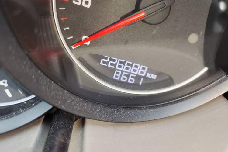 Used Porsche Cayenne 2011 Cayenne 3.0T Odometer Close Up