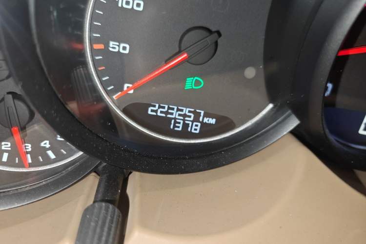 Used Porsche Cayenne 2011 Cayenne 3.0T Odometer Close Up
