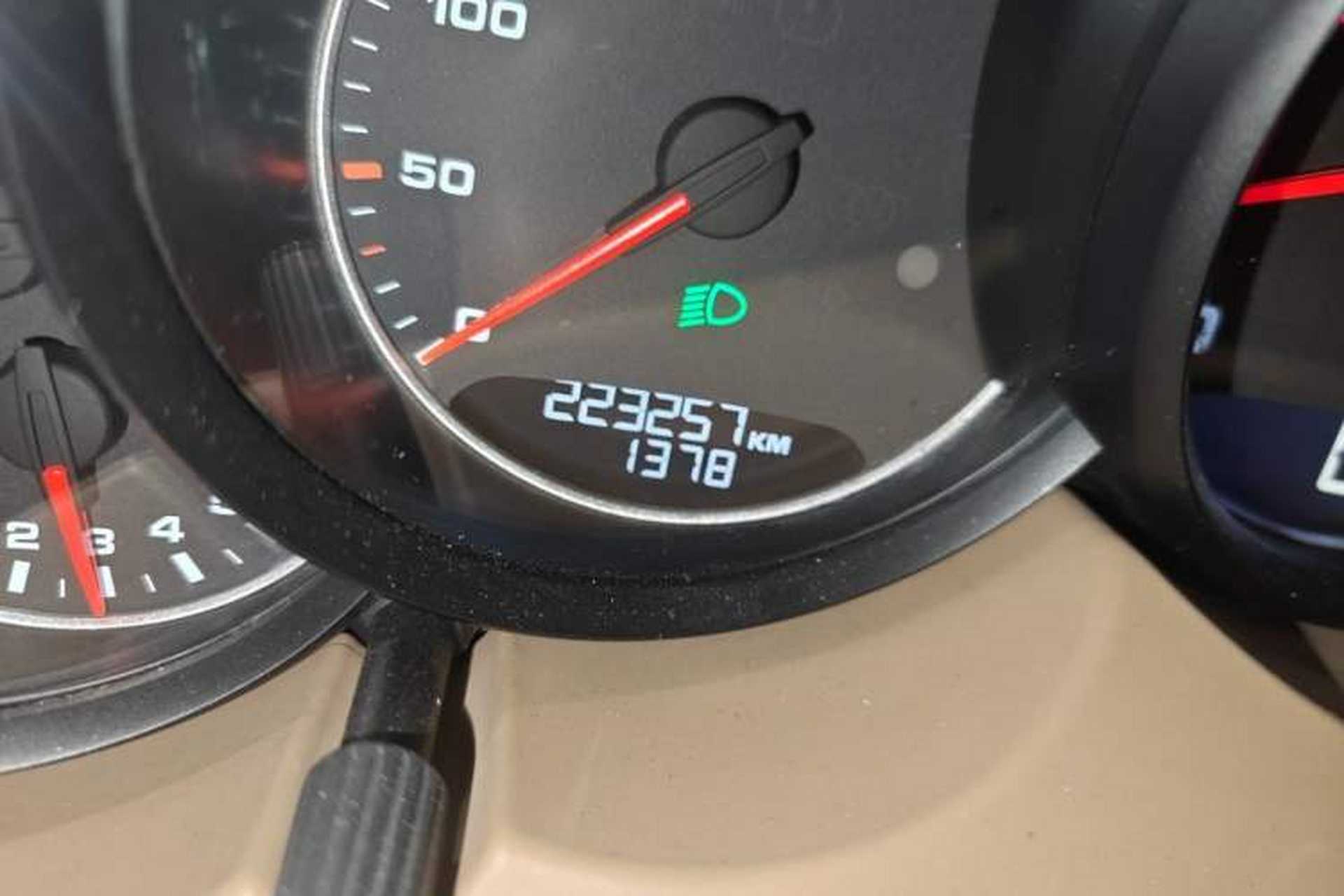 Used Porsche Cayenne 2011 Cayenne 3.0T Odometer Close Up