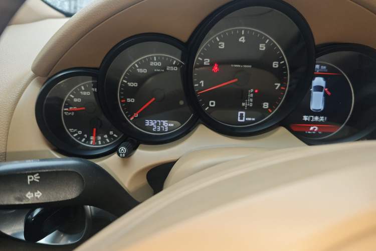 Used Porsche Cayenne 2011 Cayenne 3.0T Odometer Close Up
