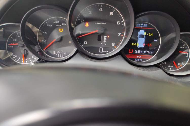 Used Porsche Cayenne 2011 Cayenne 3.0T Odometer Close Up