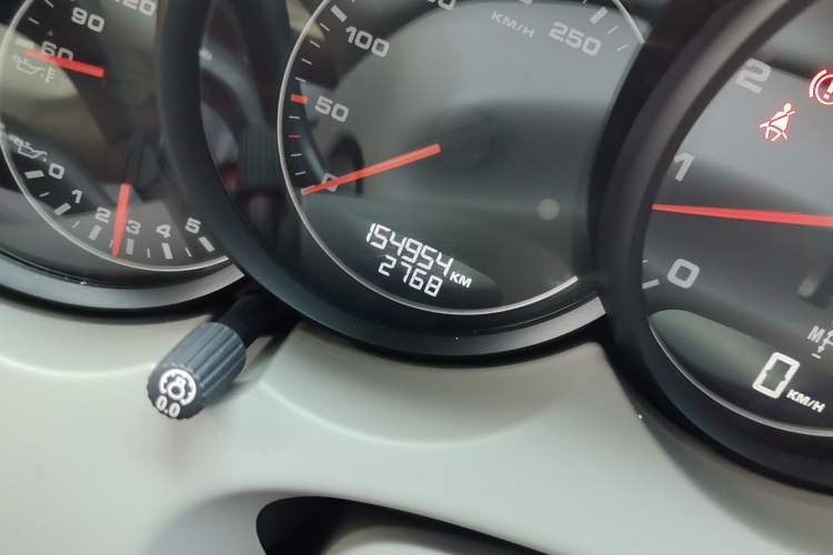 Used Porsche Cayenne 2011 Cayenne 3.0T Odometer Close Up