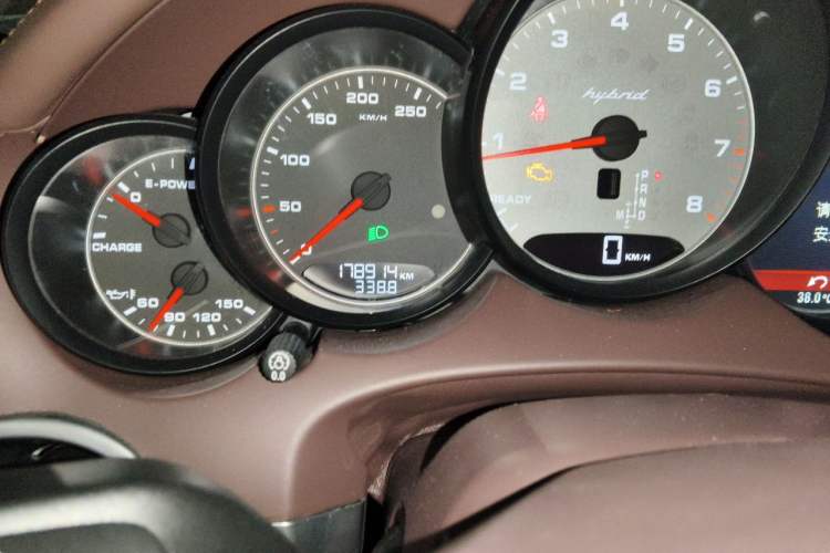 Used Porsche Cayenne 2011 Cayenne S Hybrid 3.0T Odometer Close Up