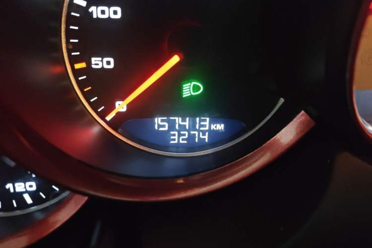 Used Porsche Cayenne 2011 Cayenne S Hybrid 3.0T Odometer Close Up