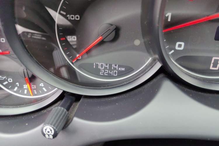 Used Porsche Cayenne 2011 Cayenne 3.0T Odometer Close Up