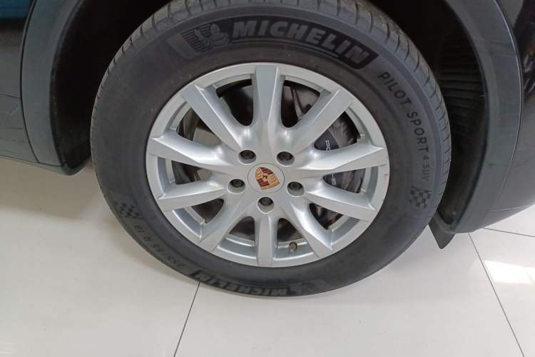 Used Porsche Cayenne 2011 Cayenne 3.0T Right Front Wheel Hub