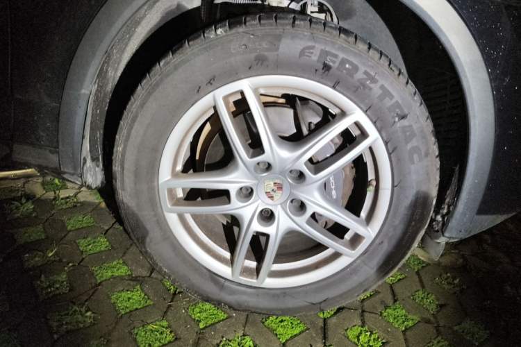 Used Porsche Cayenne 2011 Cayenne 3.0T Right Front Wheel Hub