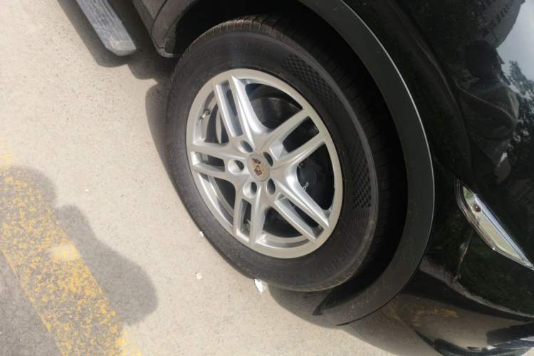 Used Porsche Cayenne 2011 Cayenne 3.0T Right Front Wheel Hub