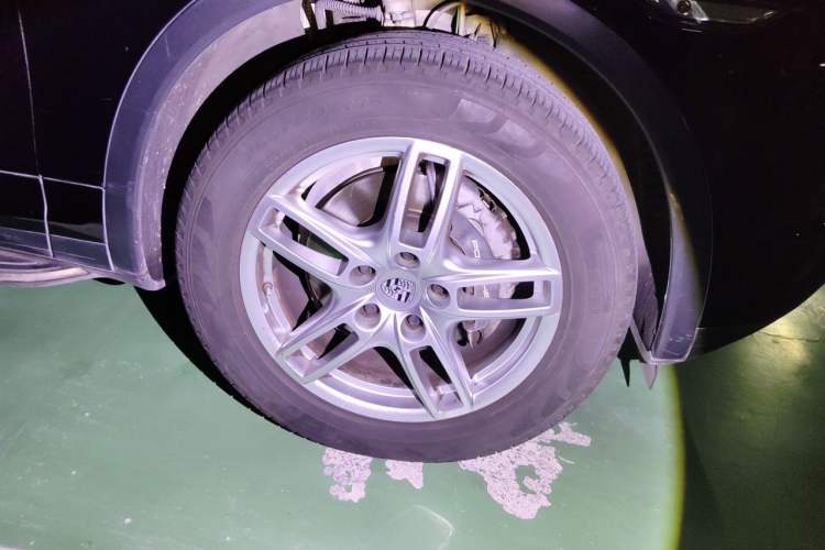 Used Porsche Cayenne 2011 Cayenne 3.0T Right Front Wheel Hub
