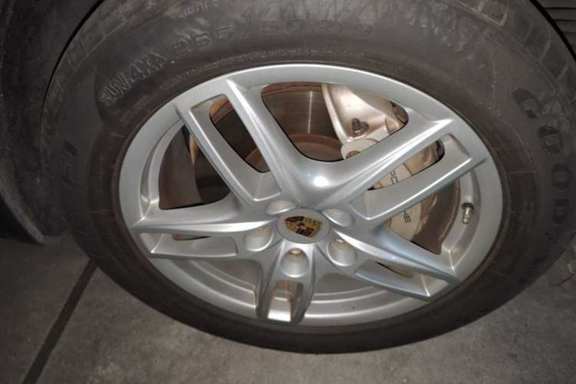 Used Porsche Cayenne 2011 Cayenne S 4.8L Right Front Wheel Hub