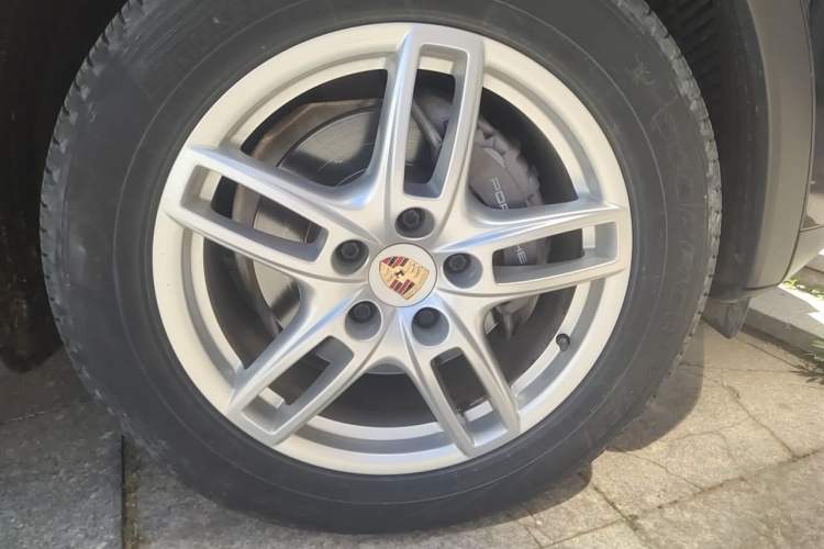 Used Porsche Cayenne 2011 Cayenne 3.0T Right Front Wheel Hub