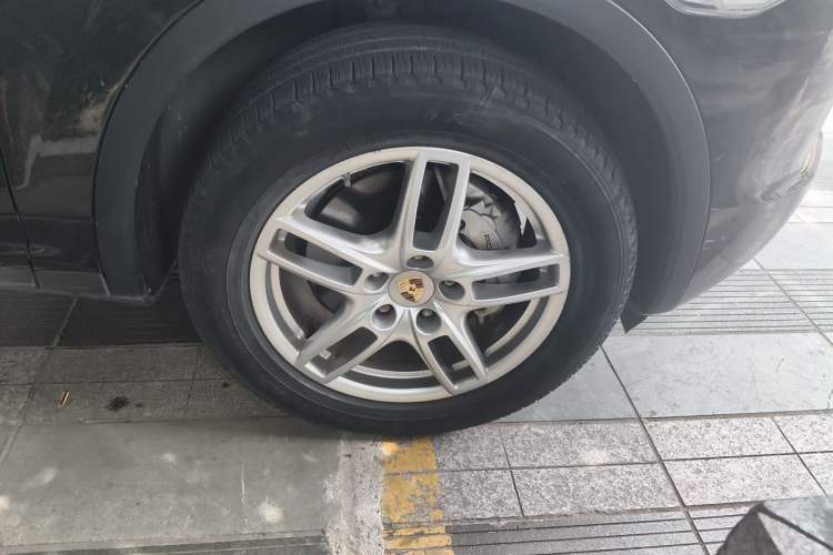 Used Porsche Cayenne 2011 Cayenne S 4.8L Right Front Wheel Hub