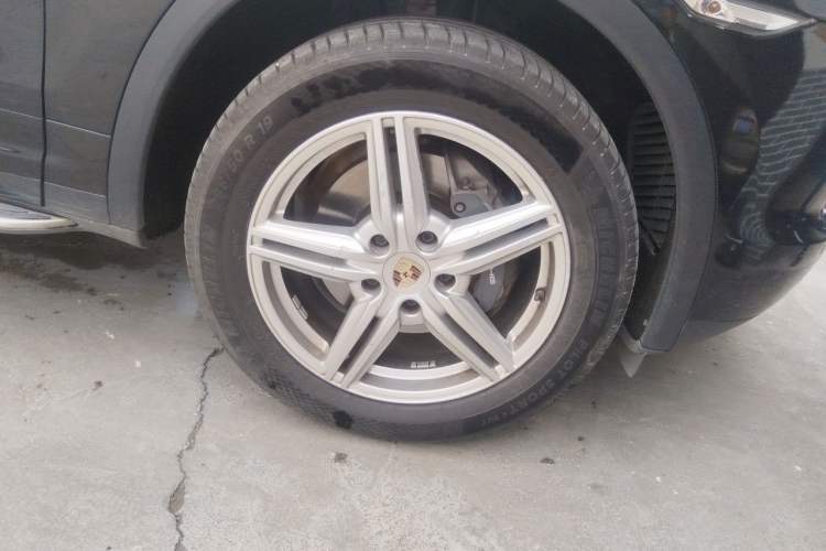 Used Porsche Cayenne 2011 Cayenne 3.0T Right Front Wheel Hub