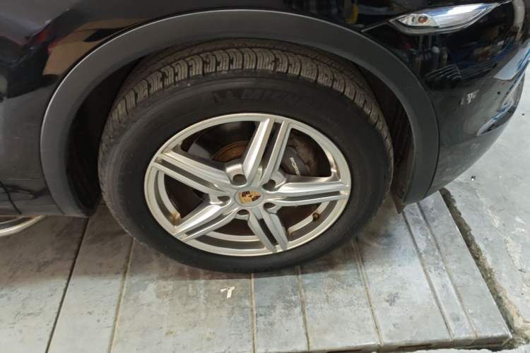 Used Porsche Cayenne 2011 Cayenne 3.0T Right Front Wheel Hub