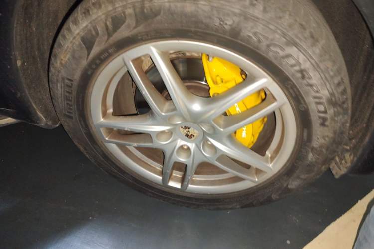 Used Porsche Cayenne  Right Front Wheel Hub