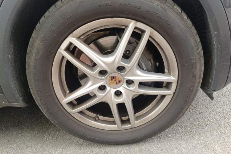 Used Porsche Cayenne 2011 Cayenne 3.0T Right Front Wheel Hub
