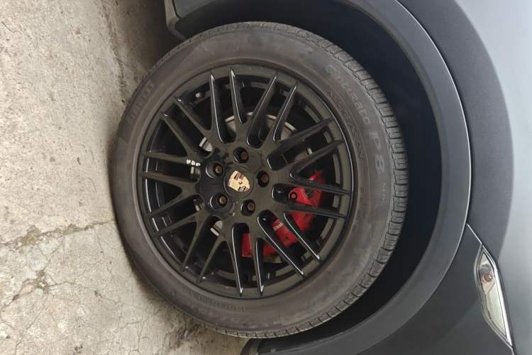 Used Porsche Cayenne 2011 Cayenne S 4.8L Right Front Wheel Hub