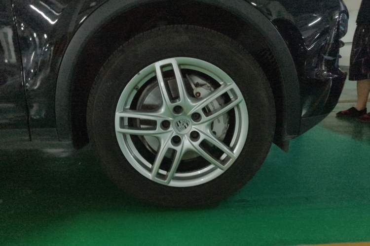 Used Porsche Cayenne 2011 Cayenne S Hybrid 3.0T Right Front Wheel Hub