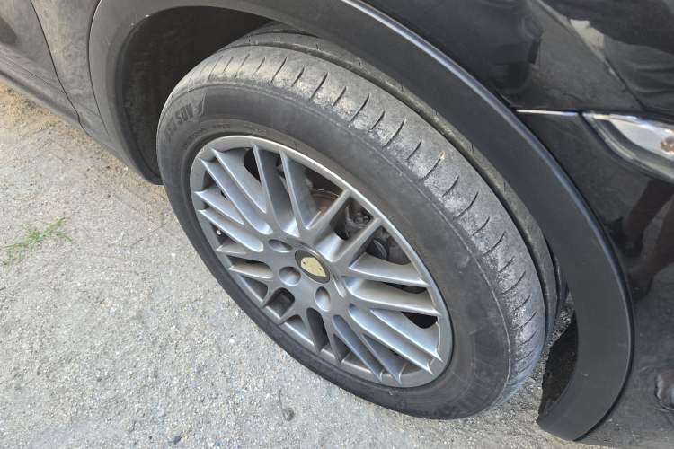 Used Porsche Cayenne 2011 Cayenne 3.0T Right Front Wheel Hub