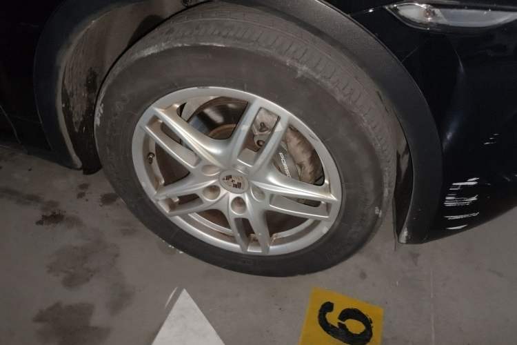 Used Porsche Cayenne 2011 Cayenne 3.0T Right Front Wheel Hub