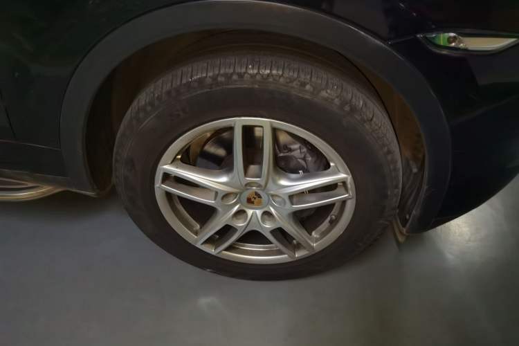 Used Porsche Cayenne 2011 Cayenne 3.0T Right Front Wheel Hub