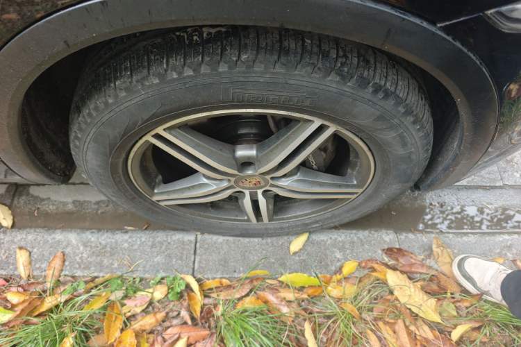 Used Porsche Cayenne 2011 Cayenne 3.0T Right Front Wheel Hub