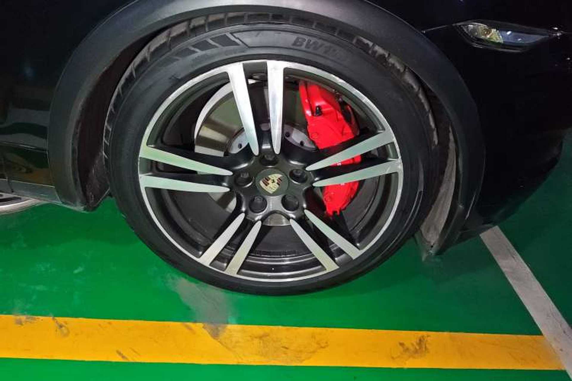 Used Porsche Cayenne 2011 Cayenne Turbo 4.8T Right Front Wheel Hub