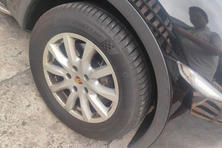 Used Porsche Cayenne 2011 Cayenne 3.0T Right Front Wheel Hub