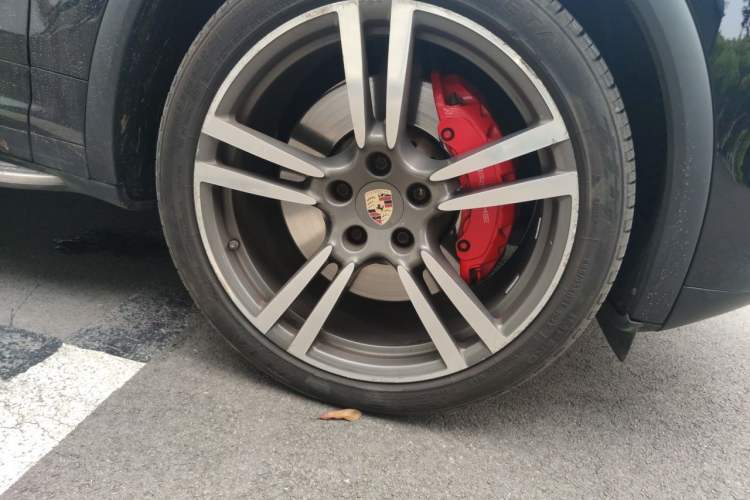Used Porsche Cayenne 2011 Cayenne Turbo 4.8T Right Front Wheel Hub