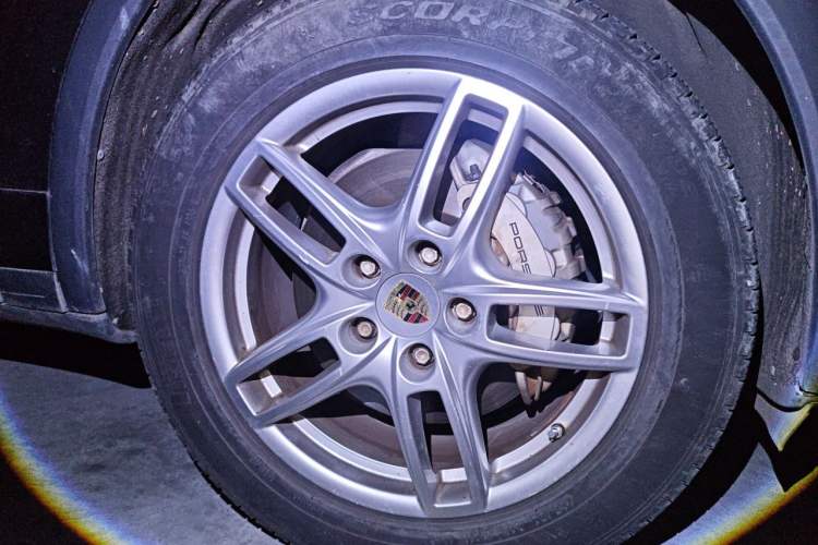 Used Porsche Cayenne 2011 Cayenne S 4.8L Right Front Wheel Hub