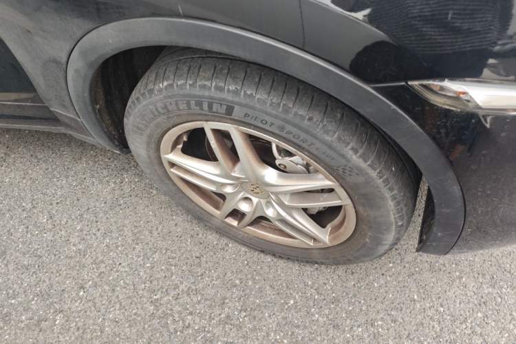 Used Porsche Cayenne 2011 Cayenne S 4.8L Right Front Wheel Hub
