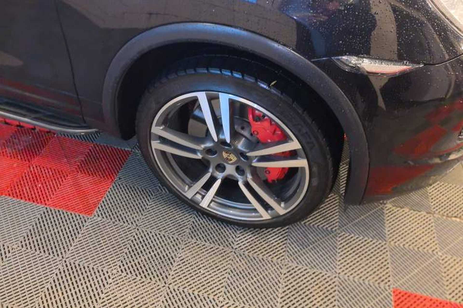 Used Porsche Cayenne 2011 Cayenne Turbo 4.8T Right Front Wheel Hub
