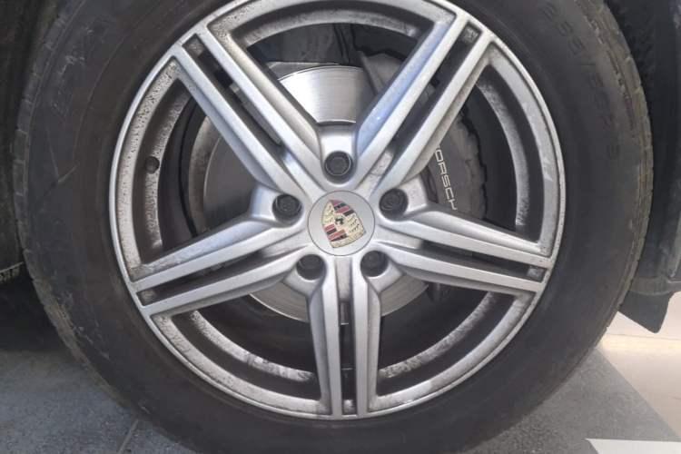 Used Porsche Cayenne 2011 Cayenne 3.0T Right Front Wheel Hub