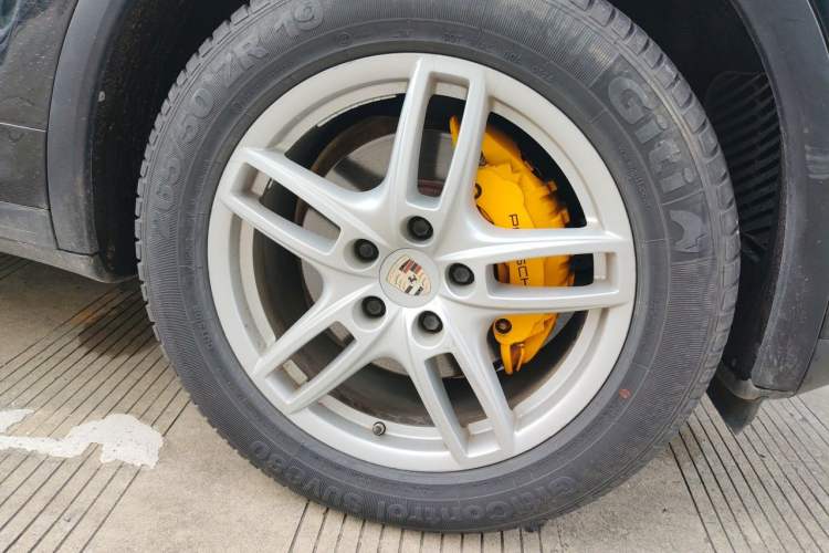 Used Porsche Cayenne 2011 Cayenne 3.0T Right Front Wheel Hub