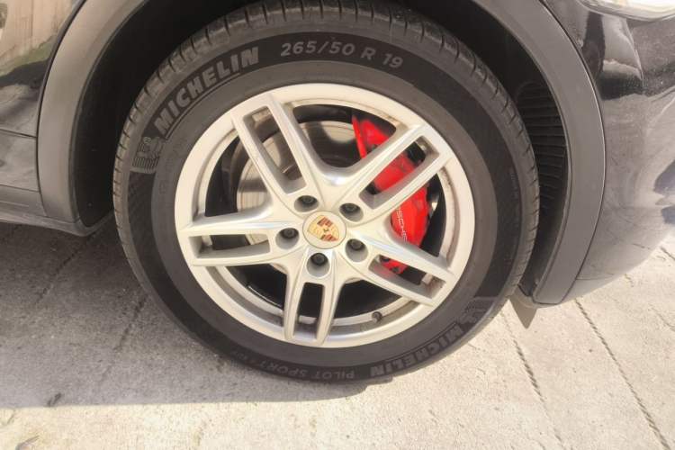 Used Porsche Cayenne 2011 Cayenne 3.0T Right Front Wheel Hub