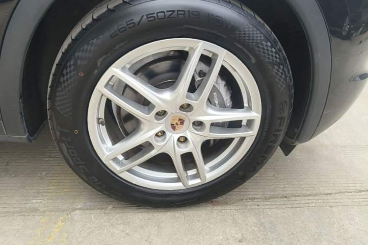 Used Porsche Cayenne 2011 Cayenne 3.0T Right Front Wheel Hub