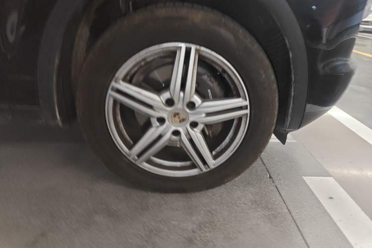 Used Porsche Cayenne 2011 Cayenne 3.0T Right Front Wheel Hub