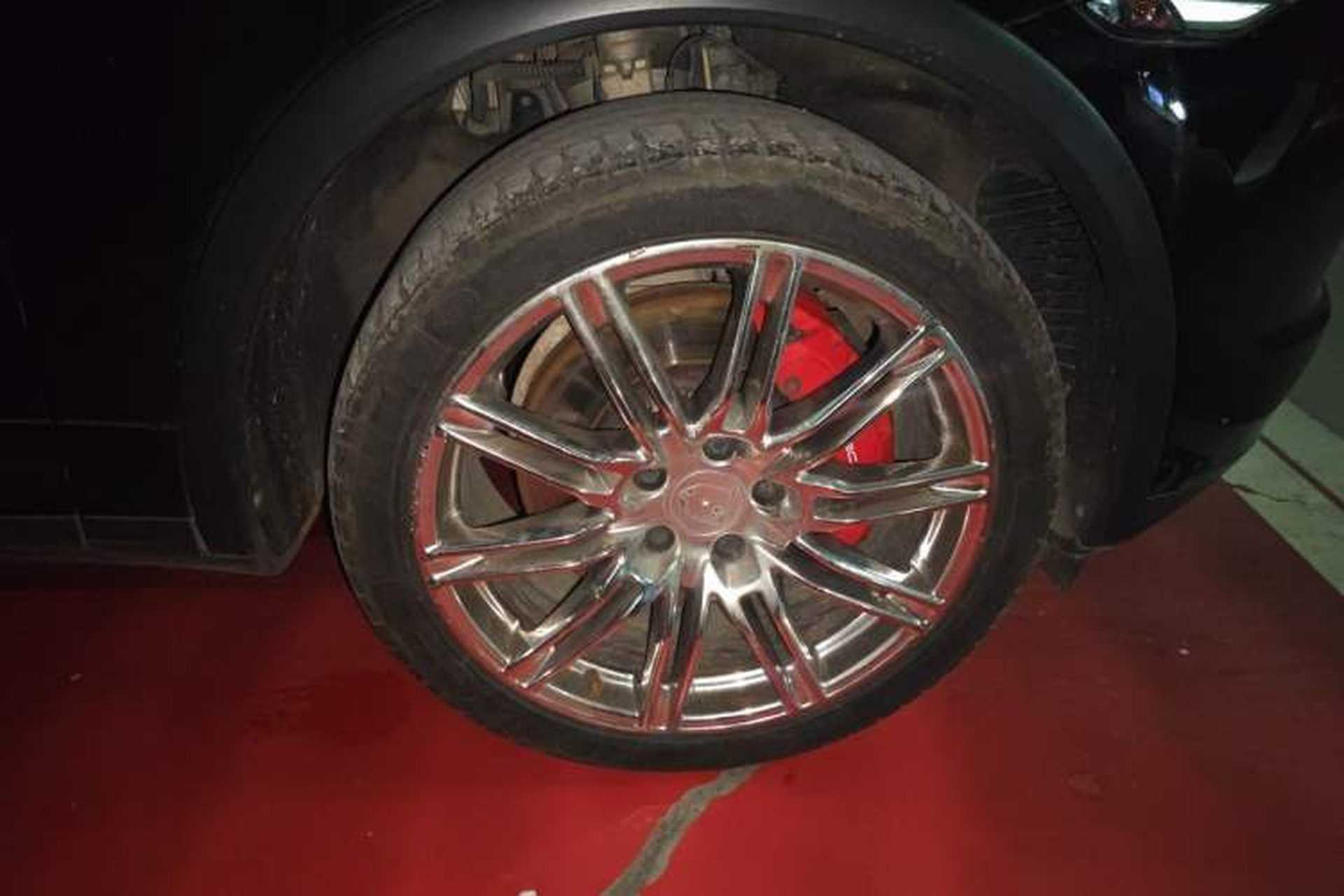 Used Porsche Cayenne 2011 Cayenne Turbo 4.8T Right Front Wheel Hub