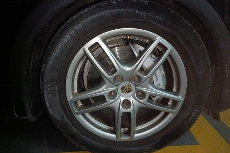 Used Porsche Cayenne 2011 Cayenne S 4.8L Right Front Wheel Hub