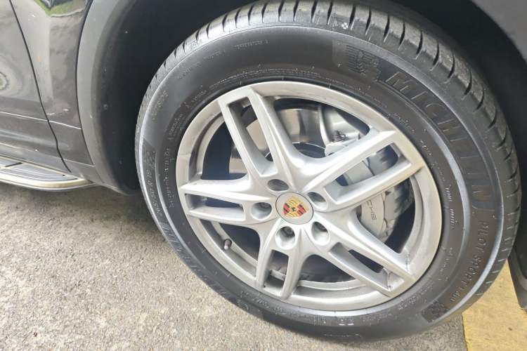 Used Porsche Cayenne 2011 Cayenne S 4.8L Right Front Wheel Hub