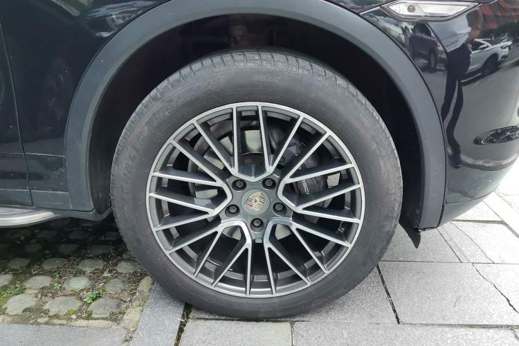 Used Porsche Cayenne 2011 Cayenne 3.0T Right Front Wheel Hub