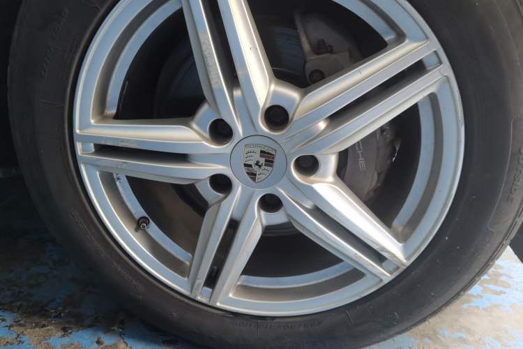 Used Porsche Cayenne 2011 Cayenne 3.0T Right Front Wheel Hub