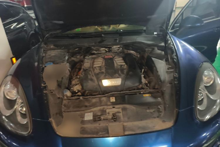 Used Porsche Cayenne 2011 Cayenne S Hybrid 3.0T Engine Bay