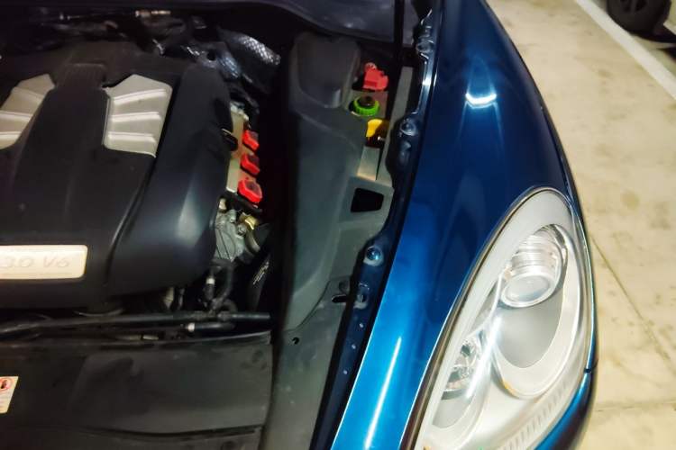 Used Porsche Cayenne 2011 Cayenne 3.0T Engine Bay Left